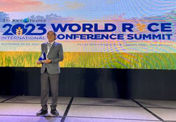 Ho Quang Cua, the developer of ST25 rice, receives the World's Best Rice award at the 2023 World's Best Rice Contest in the Philippines. Photo courtesy of Ho Quang Cua.